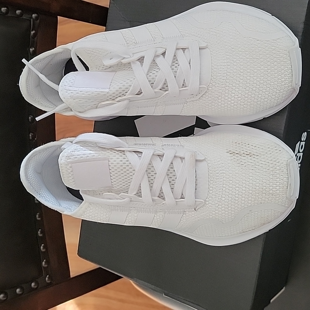 Tennis shoes